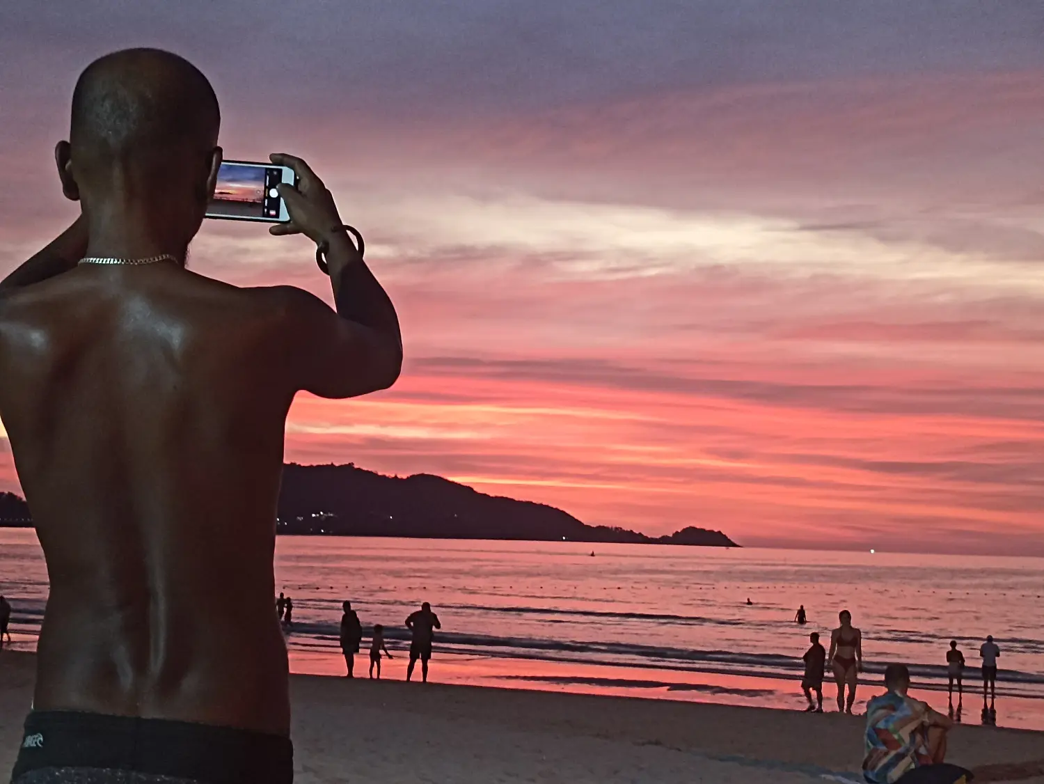 Mann macht Sonnenuntergangsbilder von Martina International