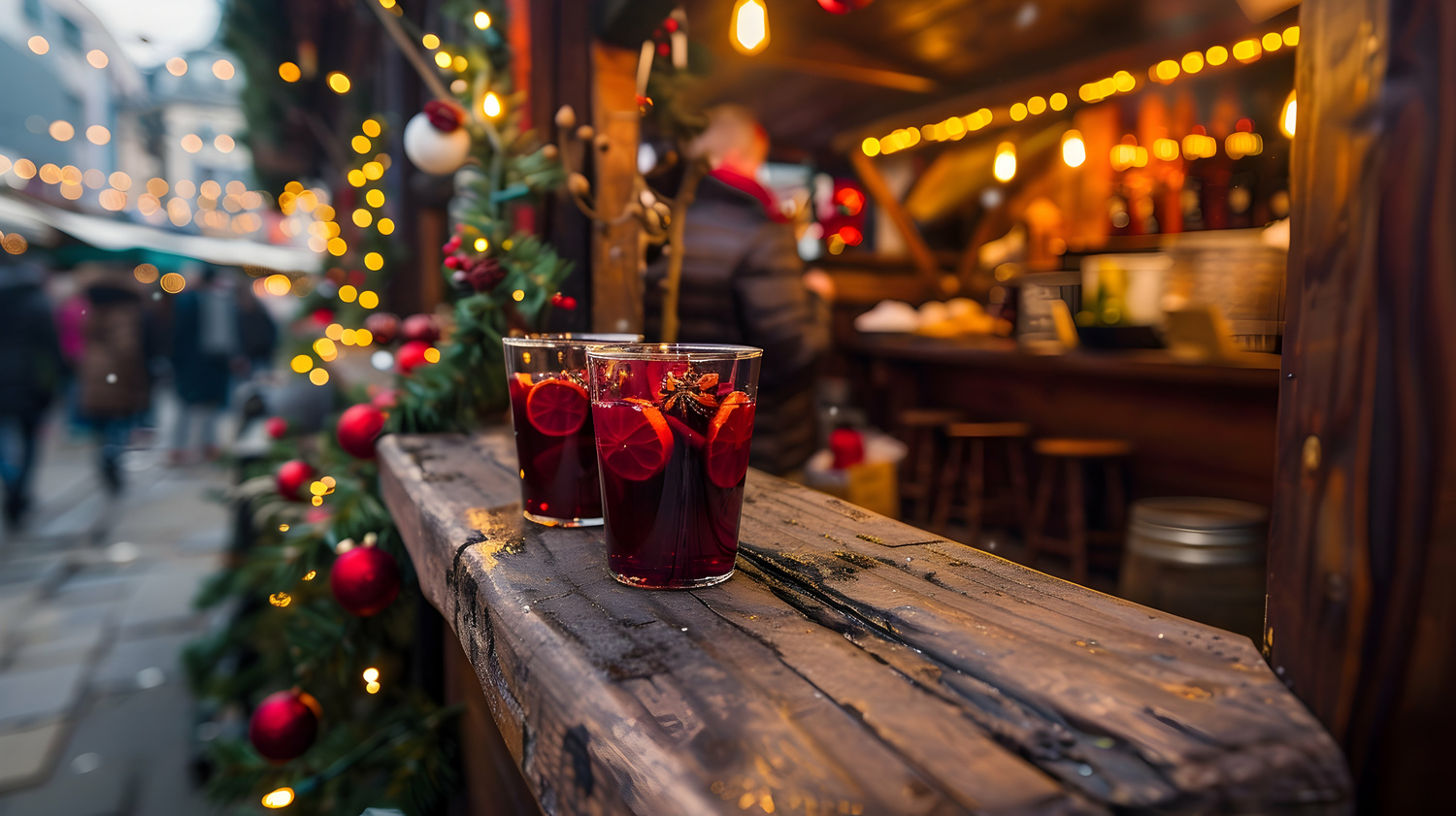 Menschen genießen Essen und Trinken im bayerischen Biergarten