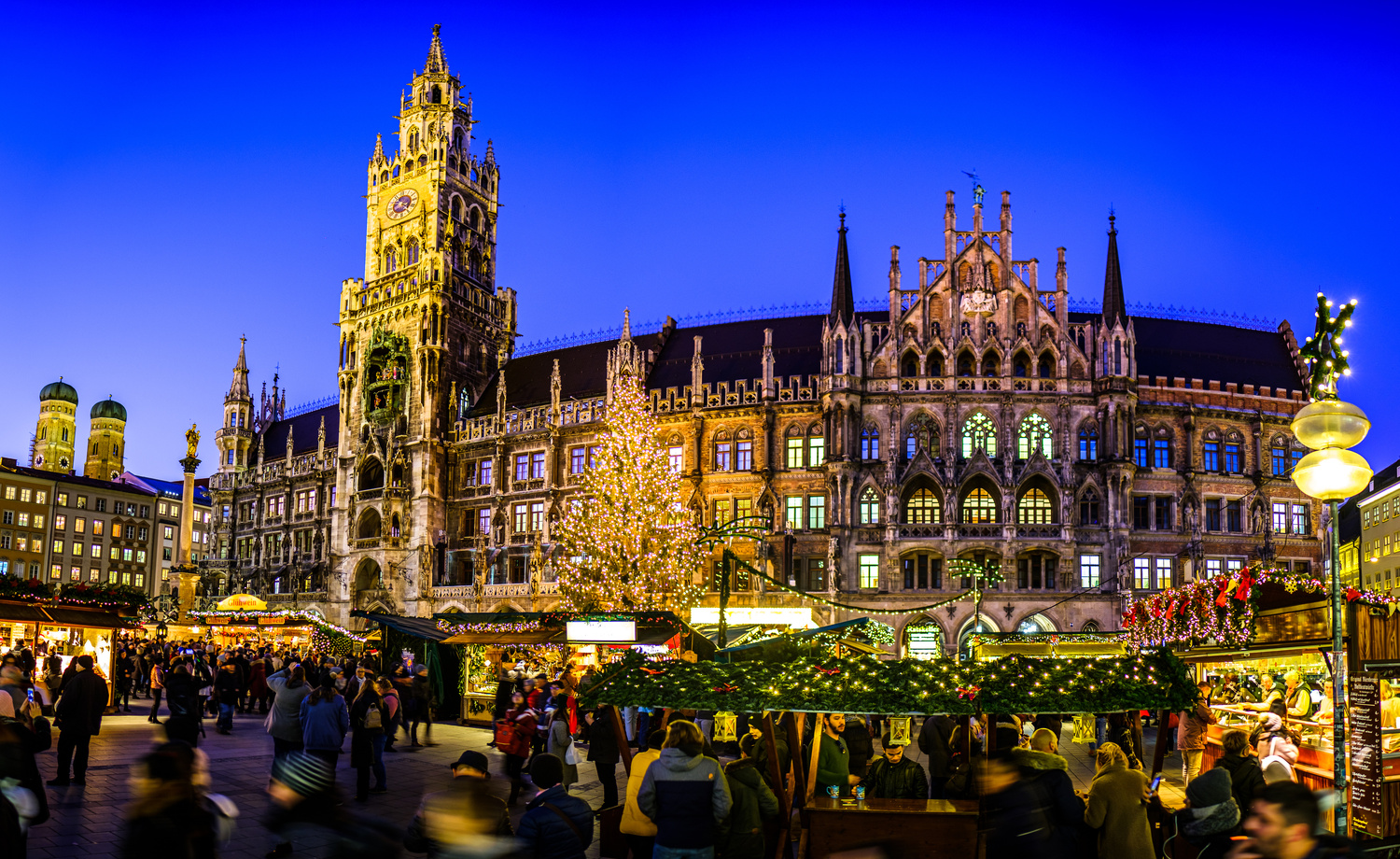 Menschen genießen Essen und Trinken im bayerischen Biergarten
